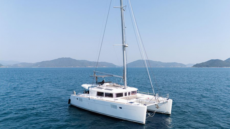 ラグーン 450 F　香港にある中古艇！