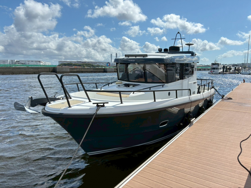 SARGO 31 EXPLORER　即納中古艇（33ft/9.99m）