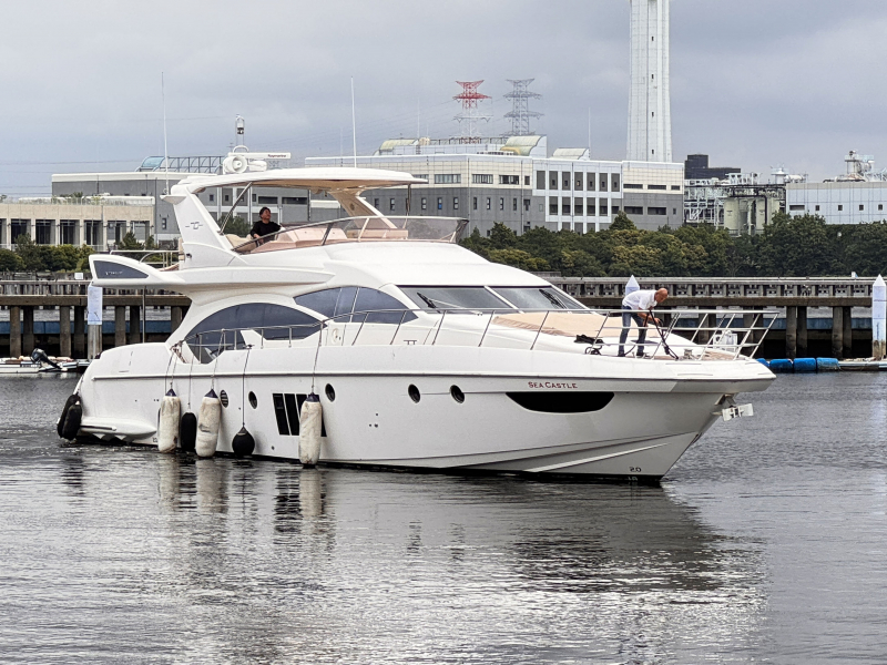 アジムット 70 東京係留｜70ftクラスの存在感と寛ぎを備えた、AZIMUTイタリアンフライブリッジヨット