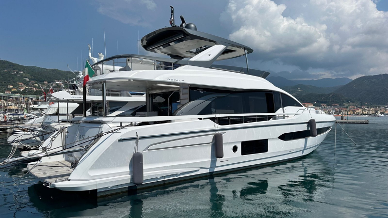 アジムット 78 【在イタリア】　エンジン使用時間100時間あまりの流麗且つダイナミックな外観デザインと洗練された船内空間を誇るアジムット「78FLYBRIDGE」の海外中古艇情報です。