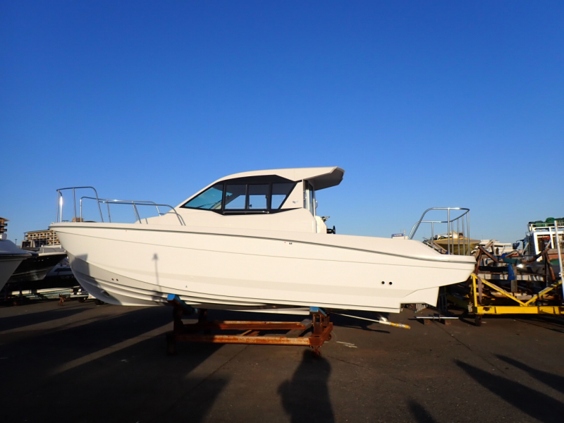 ヤンマー EX28C 2025年製造新艇～2026年1月工場出荷艇です。工場オプション装備（バウ・スタンスラスター/充電器＆バッテリー仕組/マリンエアコン仕組/2カ所操舵～装備付き。その他装備品類は別途ご相談です