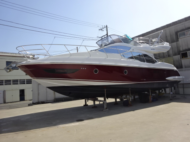 アジムット 45 AZIMUT45F　洗練されたイタリアンクルーザーの人気艇～　船体・ボートカバーを赤系統に模様替え、サロン、インテリを含め美艇、メンテナスも大変良好です