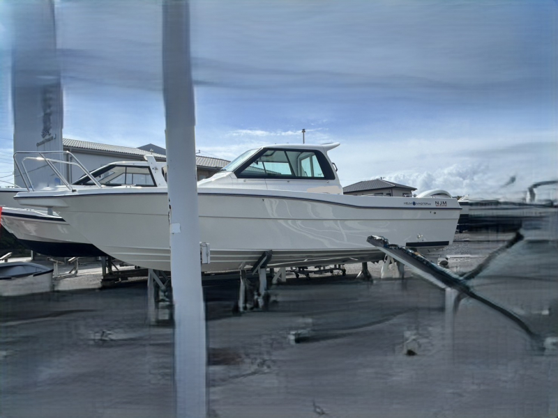 ニュージャパンマリン NWF23 電動ステアリングモデルのヤマハF150搭載、ヘルムマスター装備、など最新鋭装備。