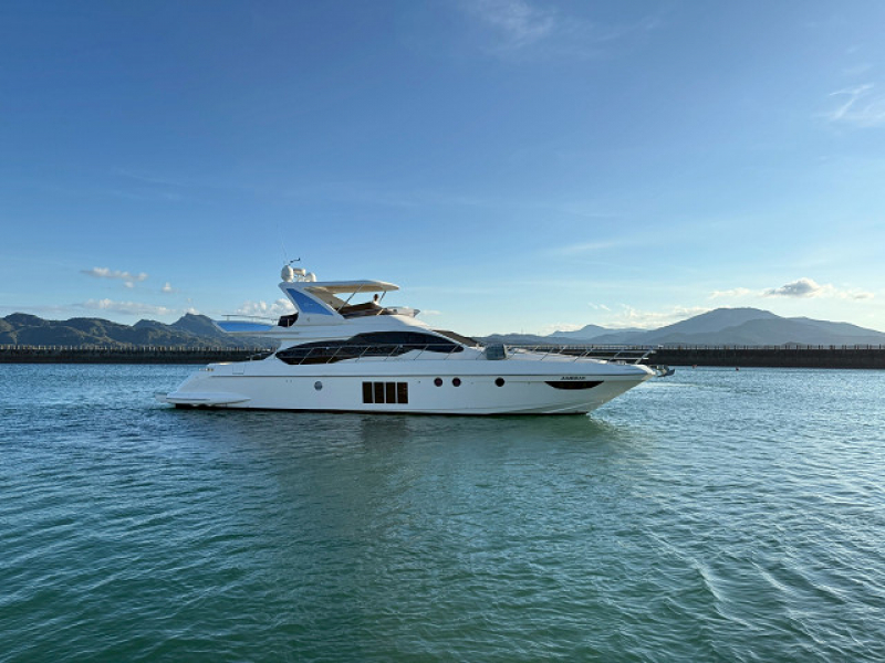 アジムット 64 Flybridge ジョイスティック、ジャイロ装備