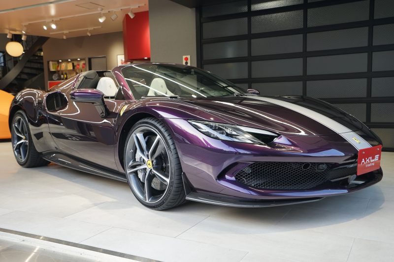 フェラーリ 296GTS ディーラー車　特別カラーヴィオラホンコン（センターライン入り）　オプション総額1248万円　カーボン多数　Fリフター