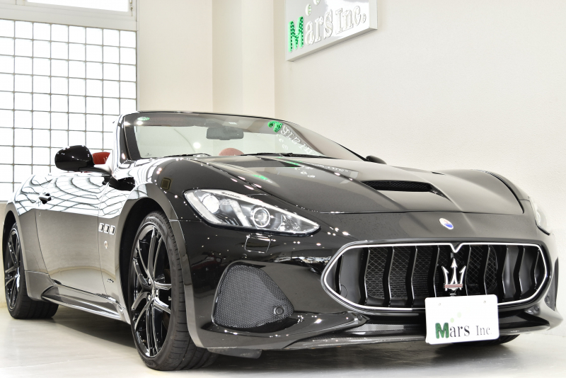 マセラティ グランカブリオ スポーツ 正規ディーラー車 MCスポーツラインカーボントリム カーボンステアリング エアロダイナミックパッケージ 20インチMCグロスブラックホイール バックカメラ 左ハンドル
