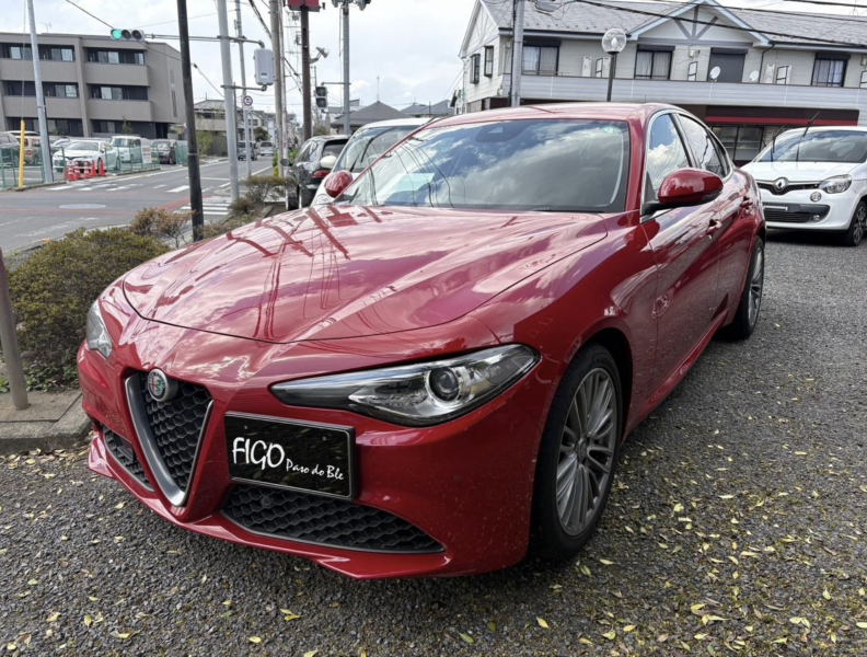 アルファロメオ ジュリア スーパー　2.2ディーゼルターポ　ディーラー車　LEDヘッドライト　ETC　黒革シート　パワーシート　シートヒーター　クリアランスソナー　右ハンドル　8速オートマ　正規輸入車　純正18インチアルミ　バックカメラ　ディスプレイオーデ