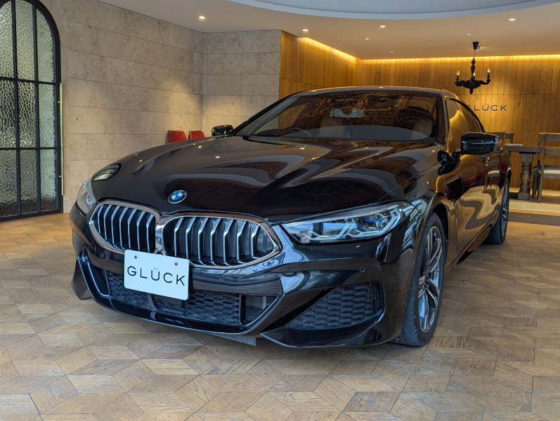 BMW 8シリーズ 840i　グランクーペ　Mスポーツ　Bowers & Wilkinsサウンド・システム。Mエアロダイナミクス・パッケージ M Sportインテリア: Mスポーツシート、Mスポーツステアリング・ホイール、　 Mスポーツ・ディファレンシャル、アダプティブ M サスペンション、インテグレイテッド・アクティブ・ステアリング