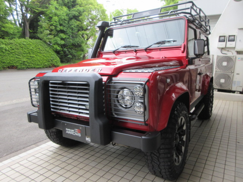 ランドローバー ディフェンダー 90SW 2.2TdciXS 半革 新品18インチSawtoothホイール 新品タイヤ 4人乗り AT換装済 Nox/Pm適合 EXPEDITIONルーフラック＆リアラダー 新品LEDヘッドライト LEDクリアNASランプ Aガード ランプガード チェッカープレート リアNASステップ 前後マッドフラップ XSサイドランナー 背面タイヤ 並行輸入車 右ハンドル 記録簿付